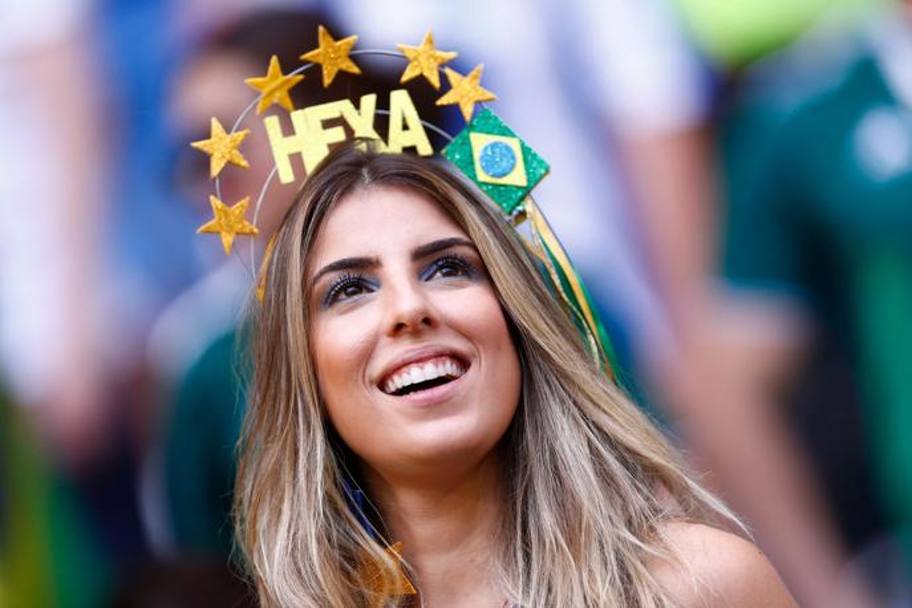 Una bella tifosa del Brasile sugli spalti dello stadio di Samara ad assistere all&#39;ottavo di finale tra Brasile e Messico. Afp